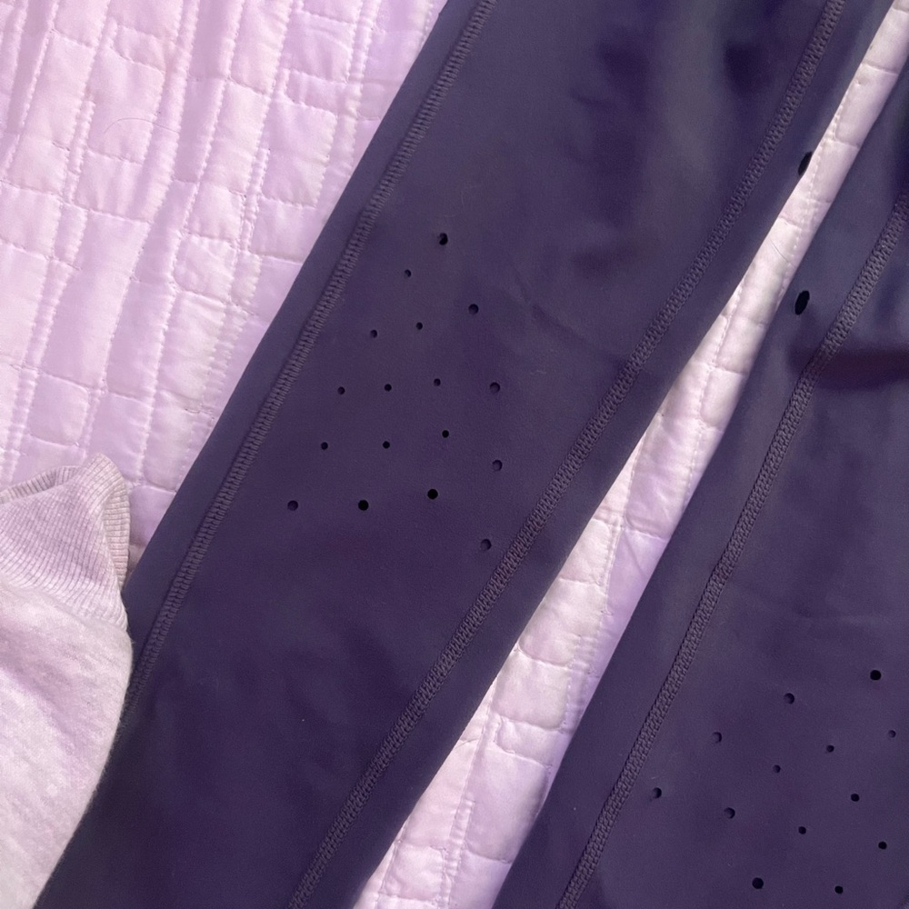 Navy Blue Leggings with Cutout Design and Pockets - Picture 3 of 4
